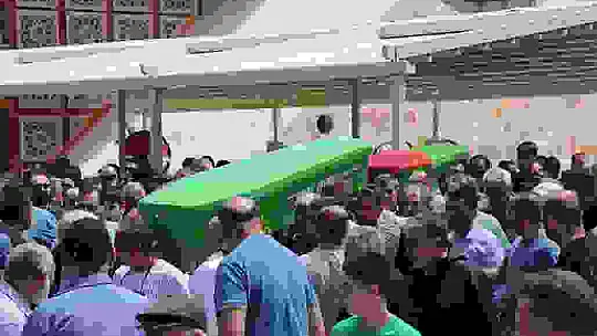 Trafik kazasında hayatını kaybeden aile son yolculuğuna uğurlandı