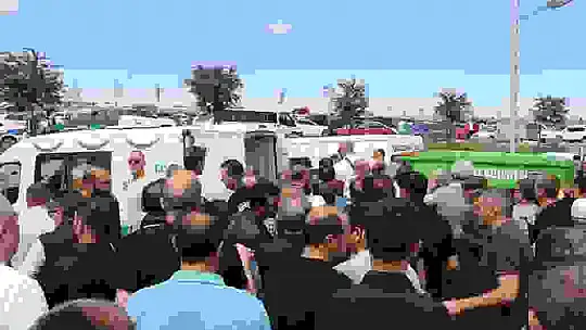 Trafik kazasında hayatını kaybeden aile son yolculuğuna uğurlandı
