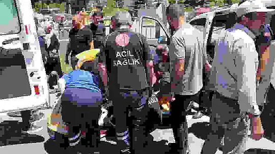 Trafik kazasında yaralanan vatandaşı sıcaktan korumak için başında beklediler