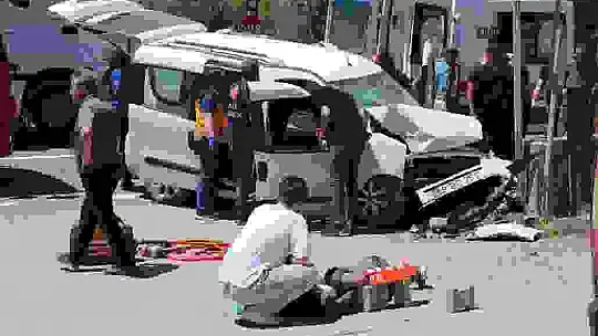 Trafik kazasında yaralanan vatandaşı sıcaktan korumak için başında beklediler