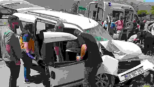 Trafik kazasında yaralanan vatandaşı sıcaktan korumak için başında beklediler