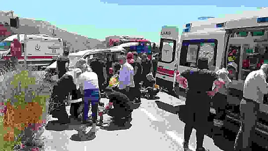 Trafik kazasında yaralanan vatandaşı sıcaktan korumak için başında beklediler