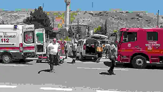 Trafik kazasında yaralanan vatandaşı sıcaktan korumak için başında beklediler