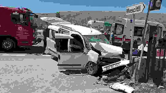 Trafik kazasında yaralanan vatandaşı sıcaktan korumak için başında beklediler