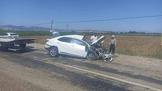 Traktör ve otomobil çarpıştı: 3 yaralı