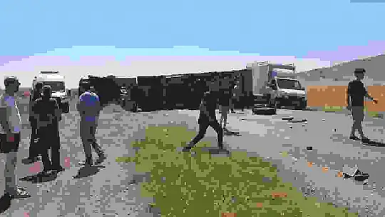 Traktörün ikiye bölündüğü kazada tır sürücüsü yaralandı