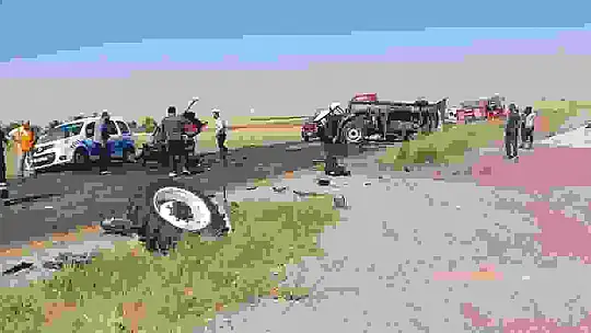 Traktörün ikiye bölündüğü kazada tır sürücüsü yaralandı