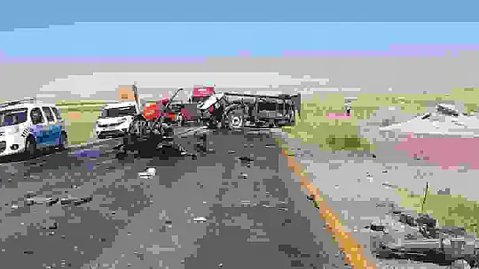 Traktörün ikiye bölündüğü kazada tır sürücüsü yaralandı