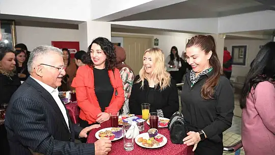 Türkiye'de İlk Olan Eczacı Asistanlığı Kursu'nda İlk Ders Zili Çaldı