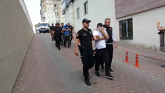 Adliyeye sevk edilen şahıstan basın mensuplarına şok hareket