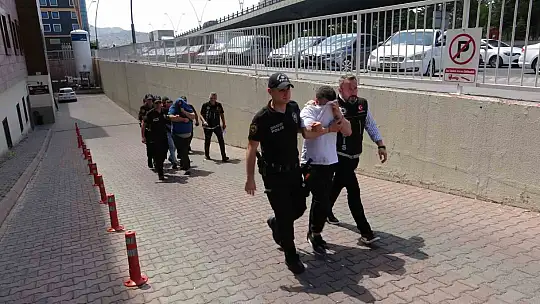 Adliyeye sevk edilen şahıstan basın mensuplarına şok hareket