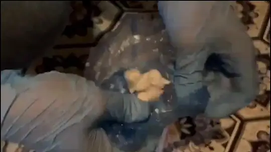 Narkotikten baskın! Uyuşturucuyu bakın nerede saklamışlar?