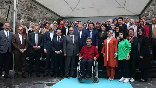 Vali hem övdü hem de teşekkür etti