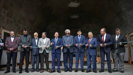 Vali Çiçek ve Büyükkılıç, Kelime-i Tevhid Hat Eserleri Sergisi'ne katıldılar