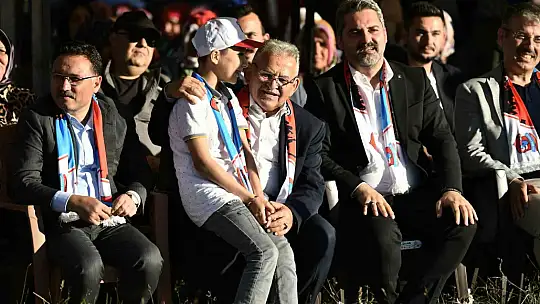 Vali Çiçek ve Başkan Büyükkılıç, Akkışla'daki festivalde vatandaşla buluştu