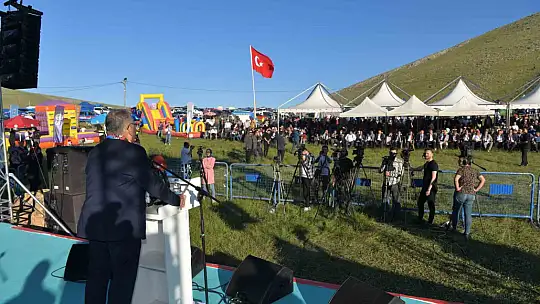 Vali Çiçek ve Başkan Büyükkılıç, Akkışla'daki festivalde vatandaşla buluştu