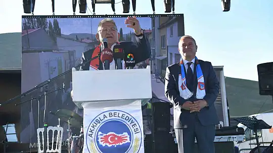 Vali Çiçek ve Başkan Büyükkılıç, Akkışla'daki festivalde vatandaşla buluştu