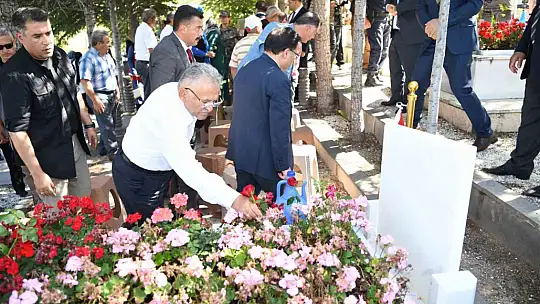 Çiçek ve  Büyükkılıç, 15 Temmuz Şehidi Cennet Yiğit'i kabrini ziyaret etti