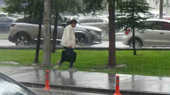 Sağanak yağış kentte etkili oldu