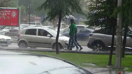 Sağanak yağış kentte etkili oldu