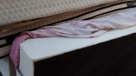 Eşyalarıyla sokakta kaldı