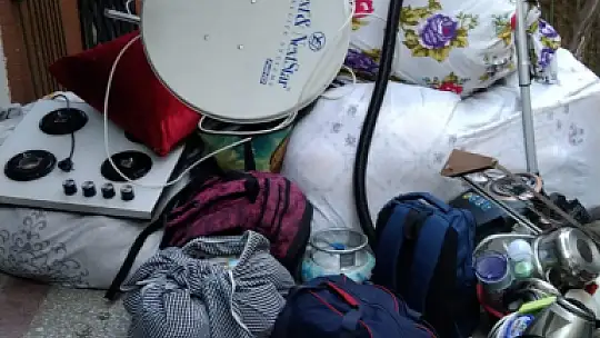 Eşyalarıyla sokakta kaldı