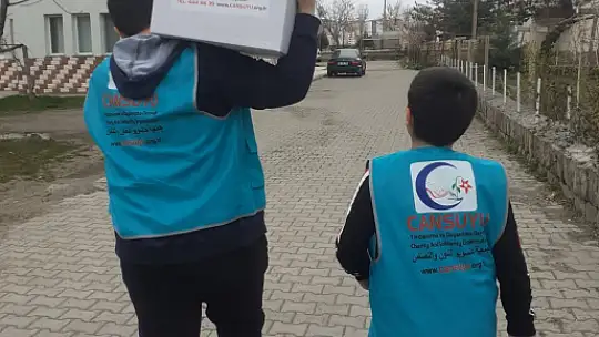 Cansuyu gıda yardım paketi dağıtılıyor