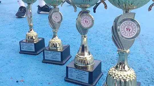 Nurullah Pakize Narin Anadolu Lisesi 4 Kupa kazandı