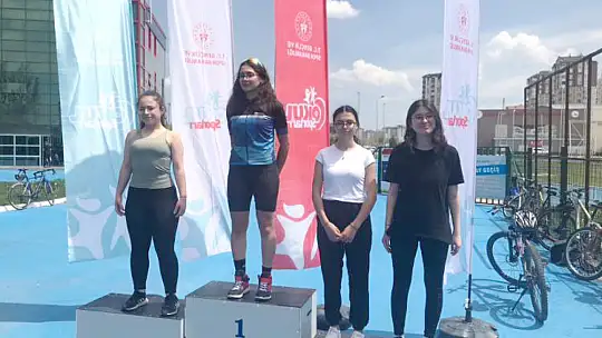 Nurullah Pakize Narin Anadolu Lisesi 4 Kupa kazandı