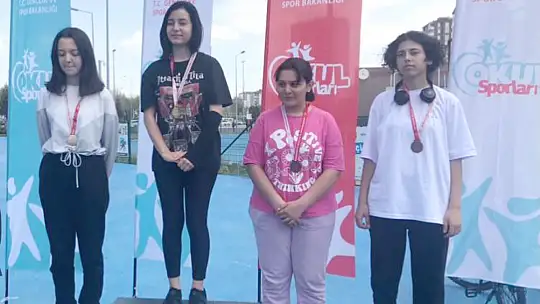 Nurullah Pakize Narin Anadolu Lisesi 4 Kupa kazandı