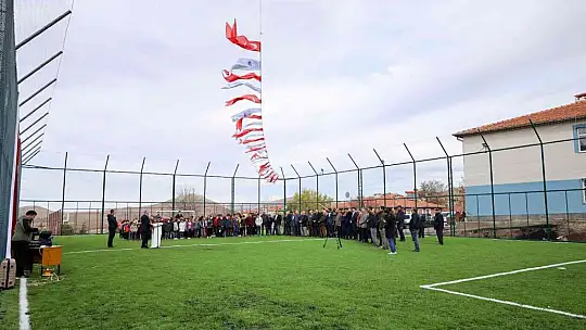 Yahyalı yeni halı sahasına kavuştu