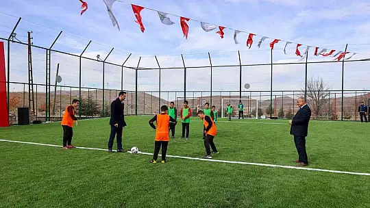Yahyalı yeni halı sahasına kavuştu