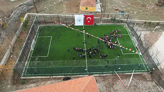 Yahyalı yeni halı sahasına kavuştu