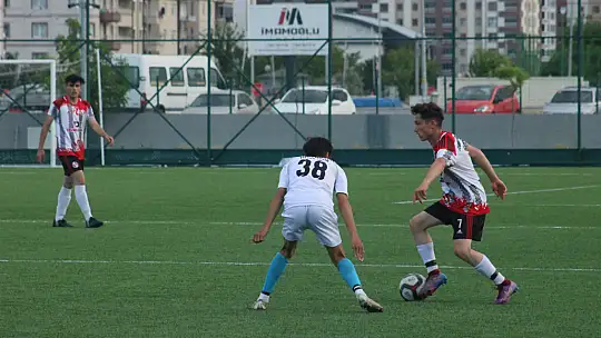 Düello sonunda Büyüleyen finalde