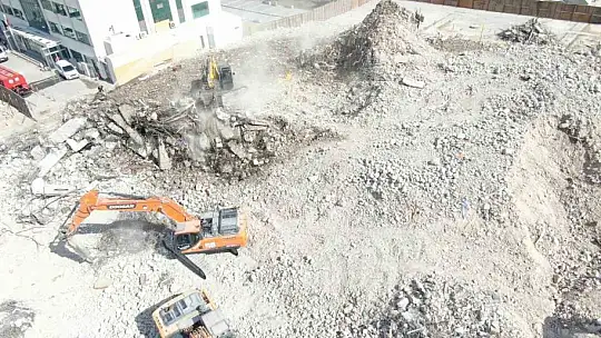 O binada enkaz çalışmaları sürüyor