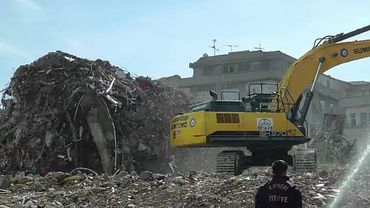 O binada enkaz çalışmaları sürüyor