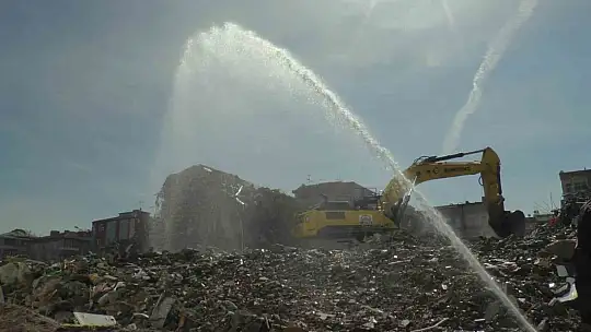 O binada enkaz çalışmaları sürüyor