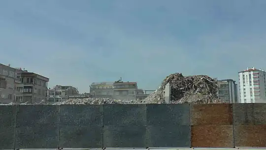 O binada enkaz çalışmaları sürüyor