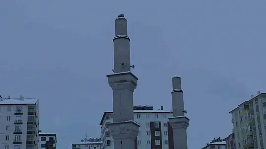 Yıkılan minarenin altında kalmaktan son anda kurtuldular