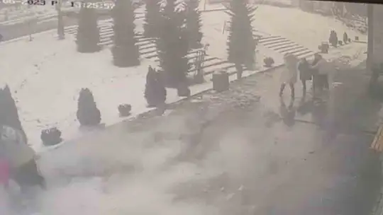 Yıkılan minarenin altında kalmaktan son anda kurtuldular