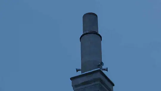 Yıkılan minarenin altında kalmaktan son anda kurtuldular