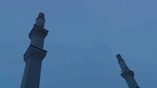 Yıkılan minarenin altında kalmaktan son anda kurtuldular