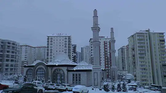 Yıkılan minarenin altında kalmaktan son anda kurtuldular