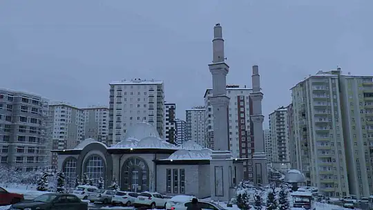 Yıkılan minarenin altında kalmaktan son anda kurtuldular