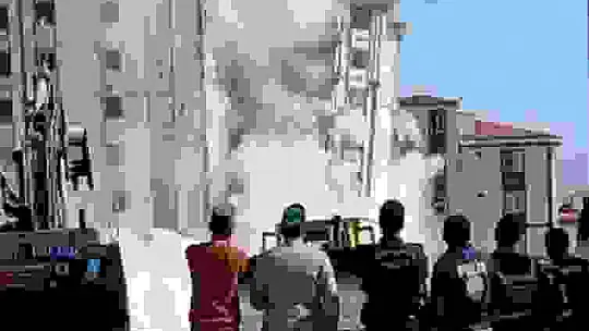 Yıkımı yapılan ağır hasarlı bina sağlam evin üzerine devrildi