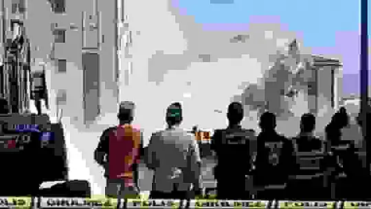 Yıkımı yapılan ağır hasarlı bina sağlam evin üzerine devrildi