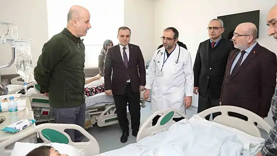 YÖK Başkanı Özvar ve ERÜ Rektörü Altun, Deprem Bölgesinden ERÜ'ye Sevk Edilen Yaralıları Ziyaret Etti