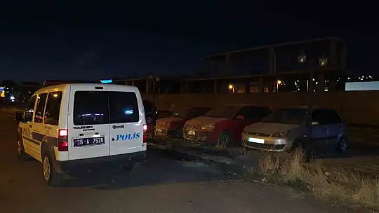 Kayseri'de çıkan ot yangınında araçlar zarar gördü