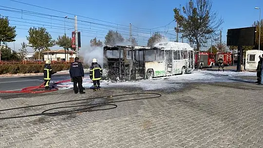 Otobüs cayır cayır yandı