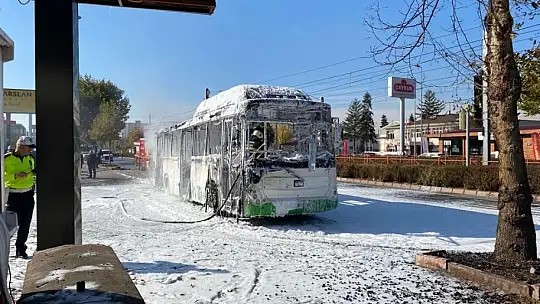 Otobüs cayır cayır yandı